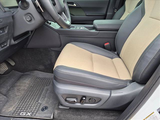 Used 2025 Lexus GX 550 AWD/4WD image 17