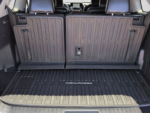 Used 2023 Toyota Highlander XLE FWD image 10