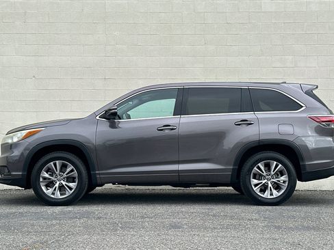Used 2016 Toyota Highlander Plus w/ Preferred Accessory Package FWD image 7