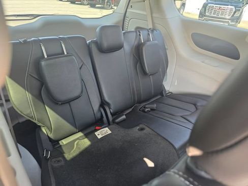 Used 2024 Chrysler Pacifica Touring-L FWD image 37