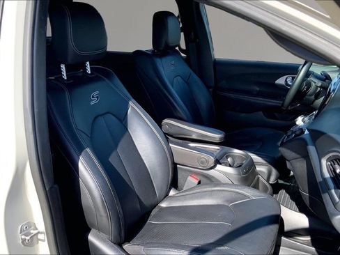 Used 2020 Chrysler Pacifica Touring-L Plus FWD image 7