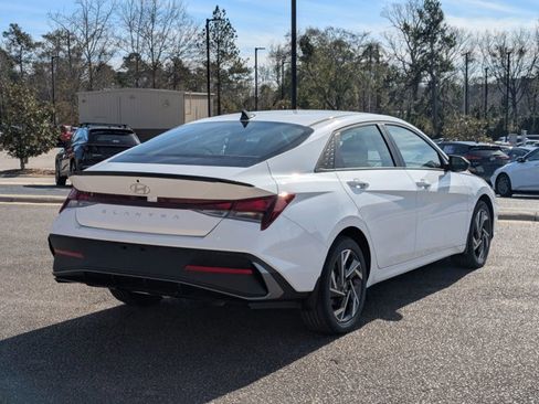 Used 2025 Hyundai Elantra Sport image 2