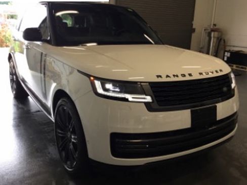 Used 2025 Land Rover Range Rover SE AWD/4WD image 3