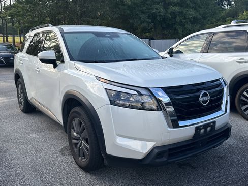 Used 2024 Nissan Pathfinder SV FWD image 3
