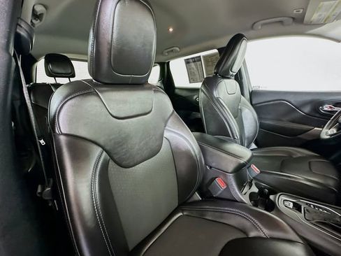 Used 2019 Jeep Cherokee Latitude Plus w/ Cold Weather Group AWD/4WD image 32