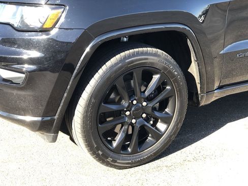 Used 2021 Jeep Grand Cherokee Laredo X image 2