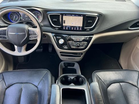 Used 2020 Chrysler Pacifica Limited FWD image 4