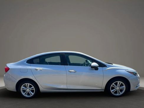 Used 2018 Chevrolet Cruze LT FWD image 4