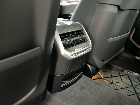 Used 2025 BMW 740i xDrive w/ Premium Package image 17