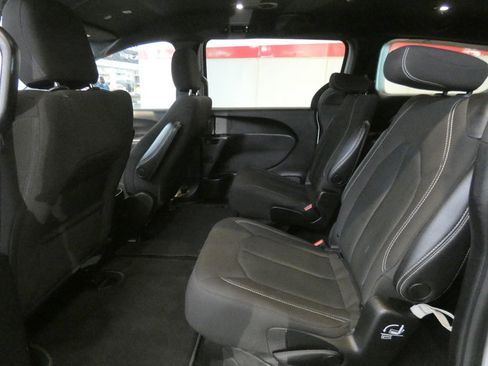 Used 2023 Chrysler Pacifica Touring FWD image 24