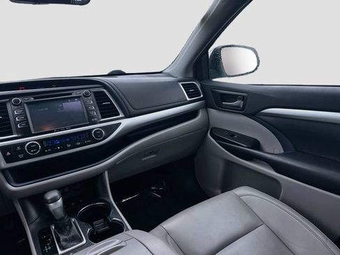 Used 2019 Toyota Highlander XLE AWD/4WD image 24