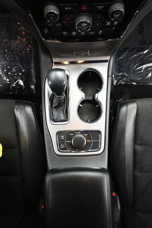 Used 2022 Jeep Grand Cherokee Laredo X AWD/4WD image 16