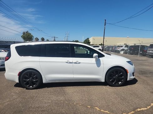 Used 2019 Chrysler Pacifica Touring-L w/ S Appearance Package FWD image 16