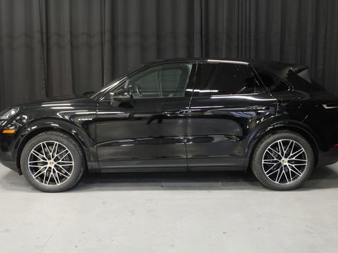 Used 2024 Porsche Cayenne image 2