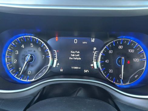 Used 2023 Chrysler Pacifica Touring FWD image 22