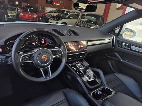 Used 2022 Porsche Cayenne Platinum Edition image 29
