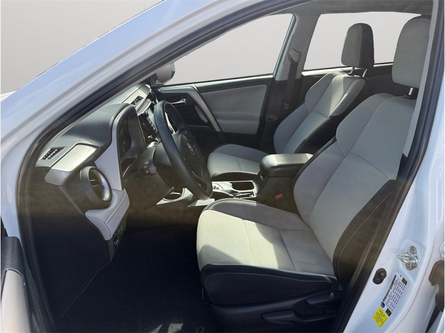Used 2018 Toyota RAV4 XLE FWD image 2