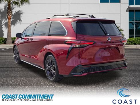 Used 2022 Toyota Sienna XSE image 8