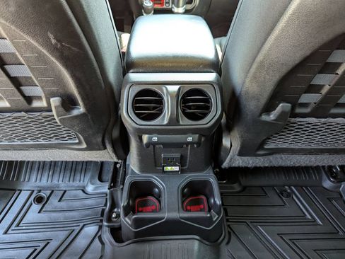 Used 2021 Jeep Wrangler Unlimited Rubicon w/ Cold Weather Group AWD/4WD image 39