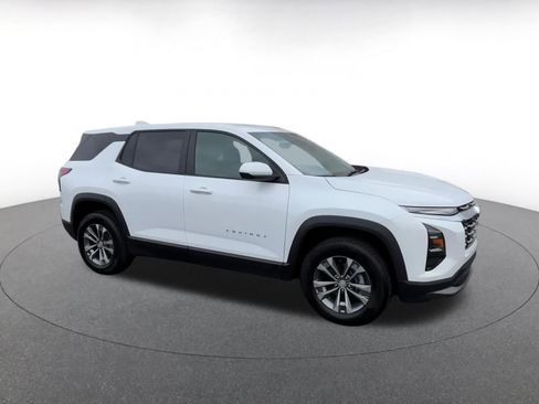 Used 2025 Chevrolet Equinox LT image 2