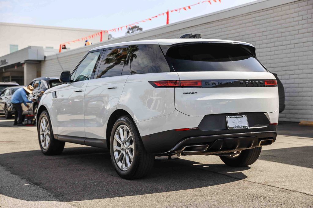 Used 2025 Land Rover Range Rover Sport SE AWD/4WD image 4
