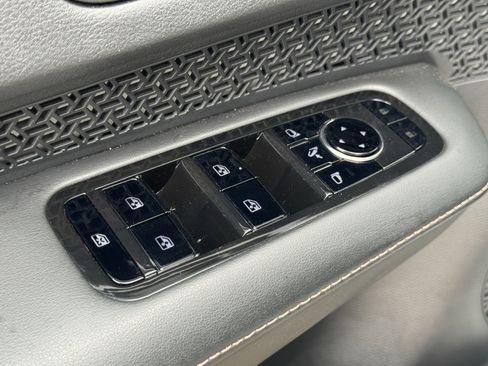 Used 2025 Nissan Ariya FWD image 25