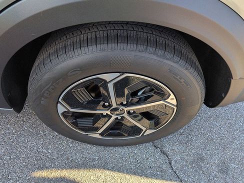 Certified 2025 Kia Niro LX image 10