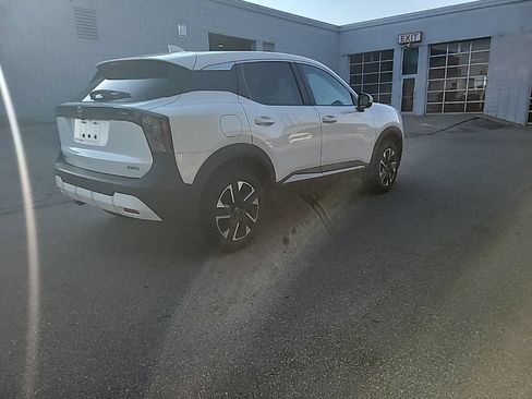 Used 2025 Nissan Kicks SV AWD/4WD image 5