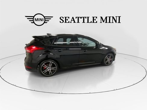 Used 2018 Ford Focus ST w/ Equipment Group 402A FWD image 12