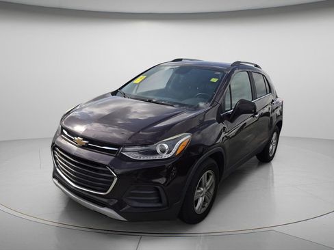 Used 2020 Chevrolet Trax LT w/ LT Convenience Package FWD image 3
