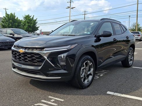 Used 2025 Chevrolet Trax LT FWD image 3