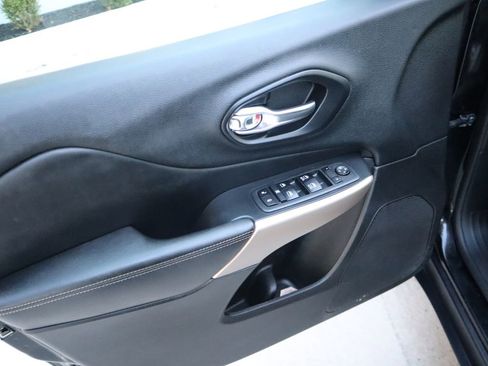 Used 2018 Jeep Cherokee Limited image 19