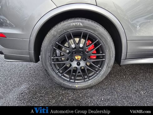 Used 2018 Porsche Cayenne GTS image 13