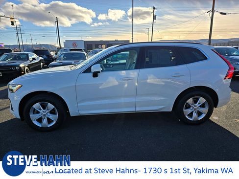 Used 2022 Volvo XC60 B5 Momentum image 2