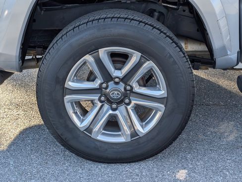 Used 2019 Toyota Tacoma Limited image 10