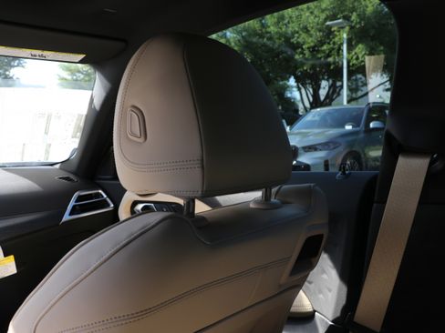 Used 2025 BMW 230i Coupe w/ Convenience Package image 34