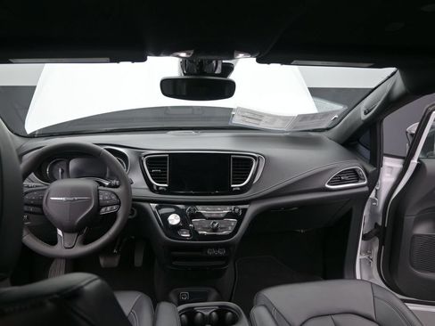 Used 2024 Chrysler Pacifica Limited FWD image 23