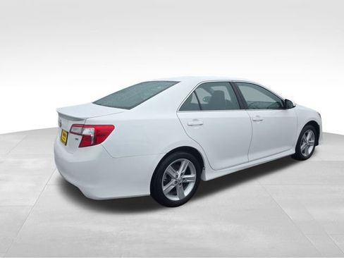 Used 2014 Toyota Camry L image 8