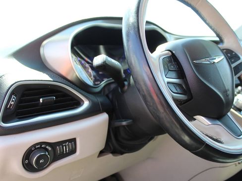 Used 2018 Chrysler Pacifica Limited FWD image 28