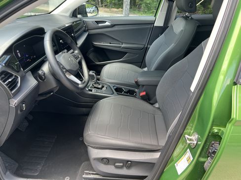Certified 2025 Volkswagen Taos SE FWD image 14