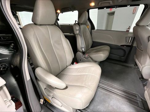 Used 2013 Toyota Sienna XLE image 35