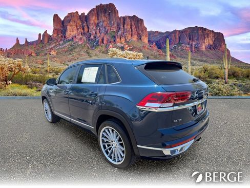 Used 2021 Volkswagen Atlas Cross Sport SE w/ Panoramic Sunroof Package FWD image 4