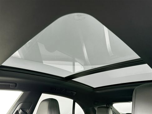 Certified 2025 Porsche Macan Electric image 37