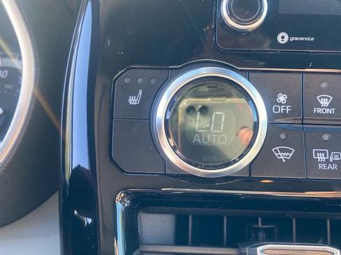 Used 2020 Toyota Highlander XLE image 17