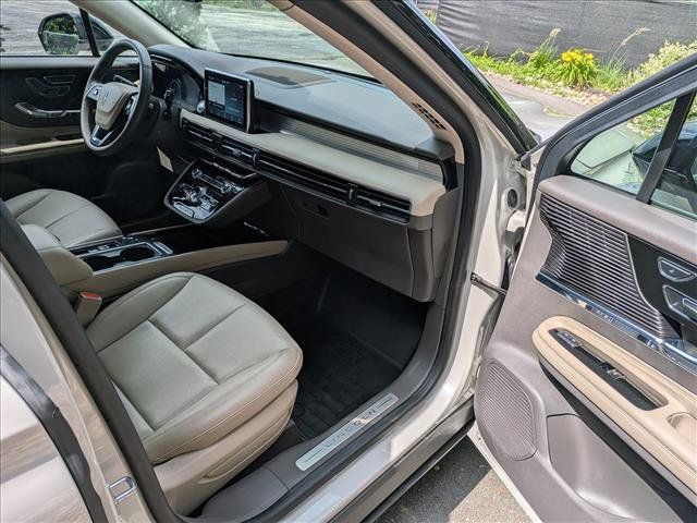 Used 2022 Lincoln Corsair AWD w/ Equipment Group 101A image 11