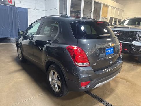Used 2017 Chevrolet Trax LT w/ LT Convenience Package FWD image 2