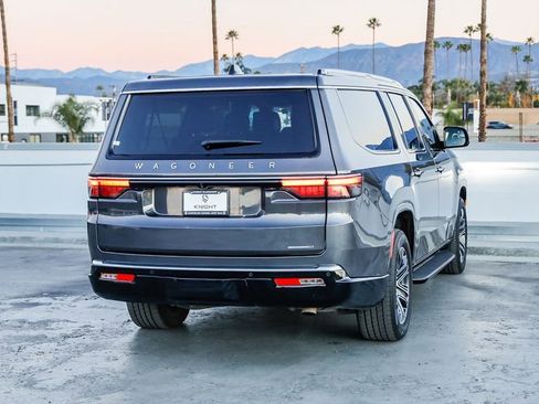 Certified 2024 Jeep Wagoneer L Series II w/ Flexible Seating Group image 9