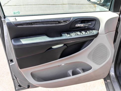 Used 2016 Chrysler Town & Country Touring FWD image 9