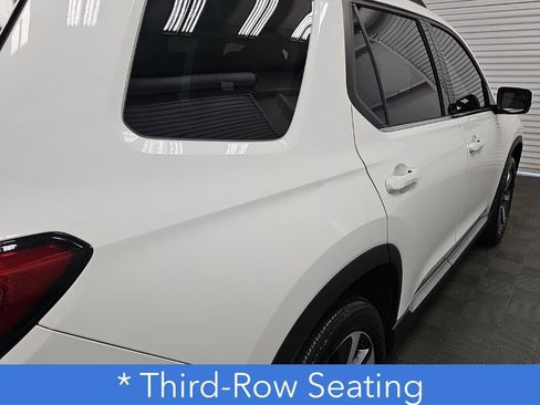 Used 2025 Honda Pilot Touring image 10