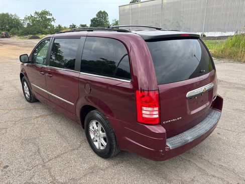 Used 2009 Chrysler Town & Country Touring w/ Entertainment Group #2 FWD image 5